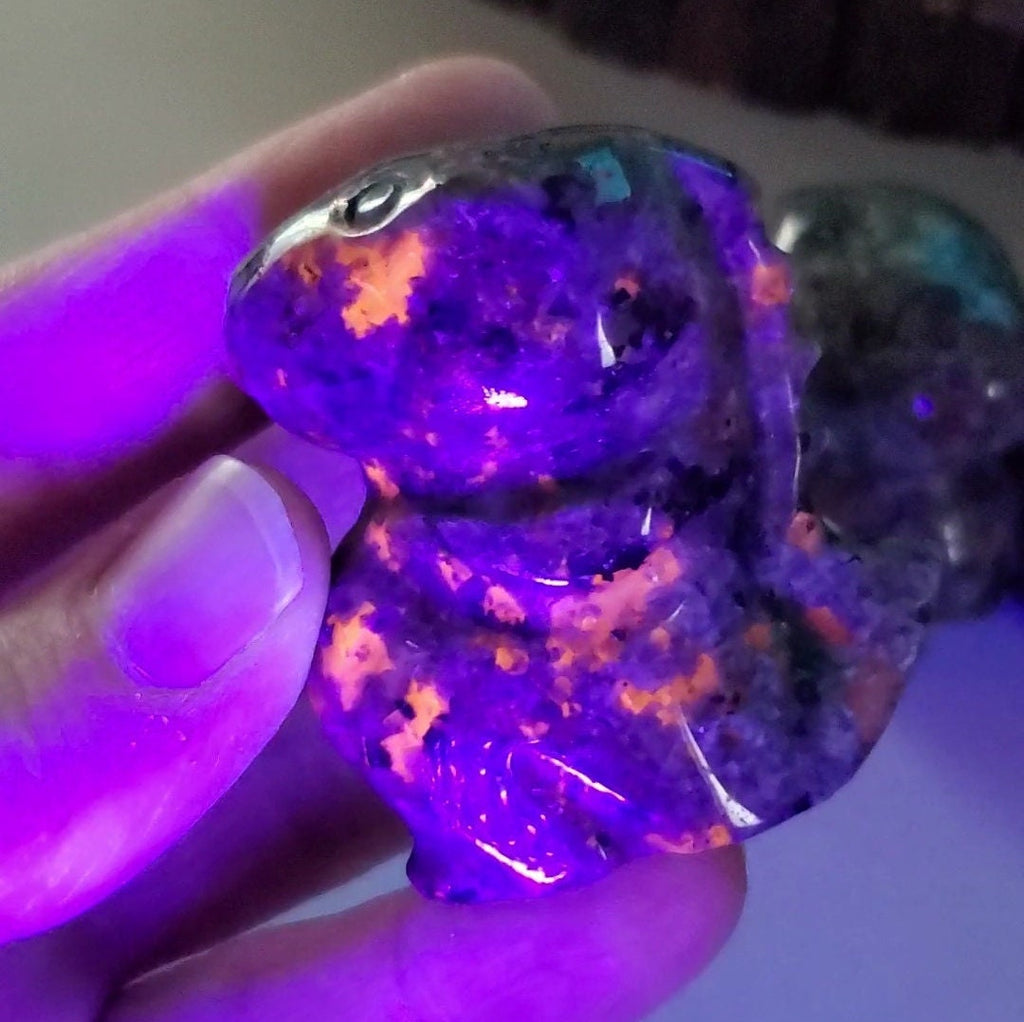 Yooperlite Dinosaur | Glowing Crystal Stone with UV Light - Personal Growth, Positive Environment - Crystal Dinosaur Carving