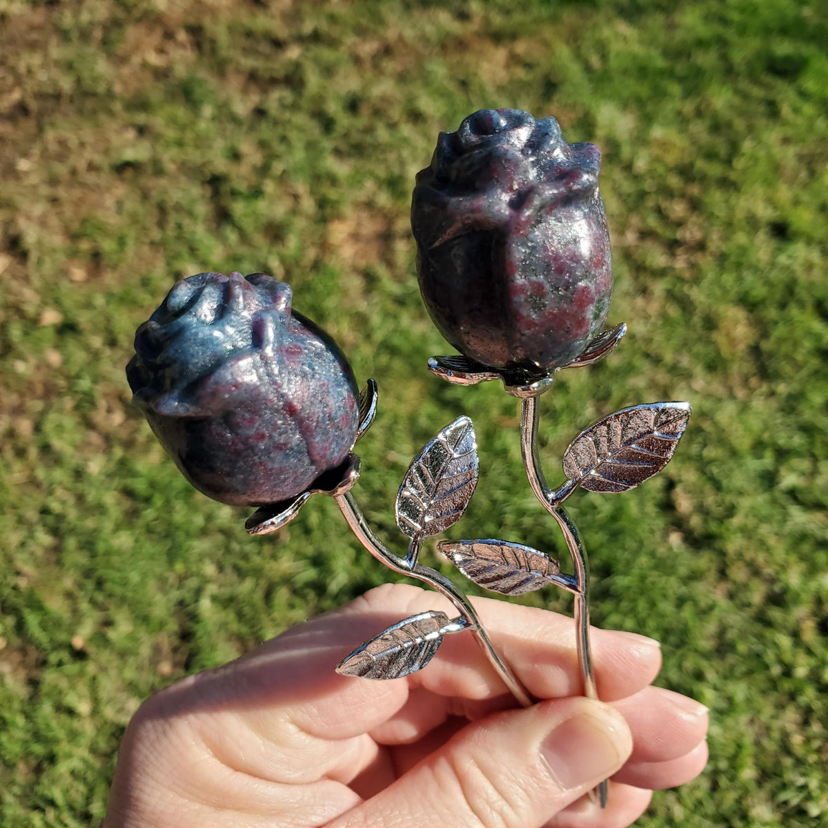 Small Ruby Kyanite Rose on Metal Stem with UV Light - Focus, Positivity, Balance Emotions - Crystal Flower Glowing Reactive Stone