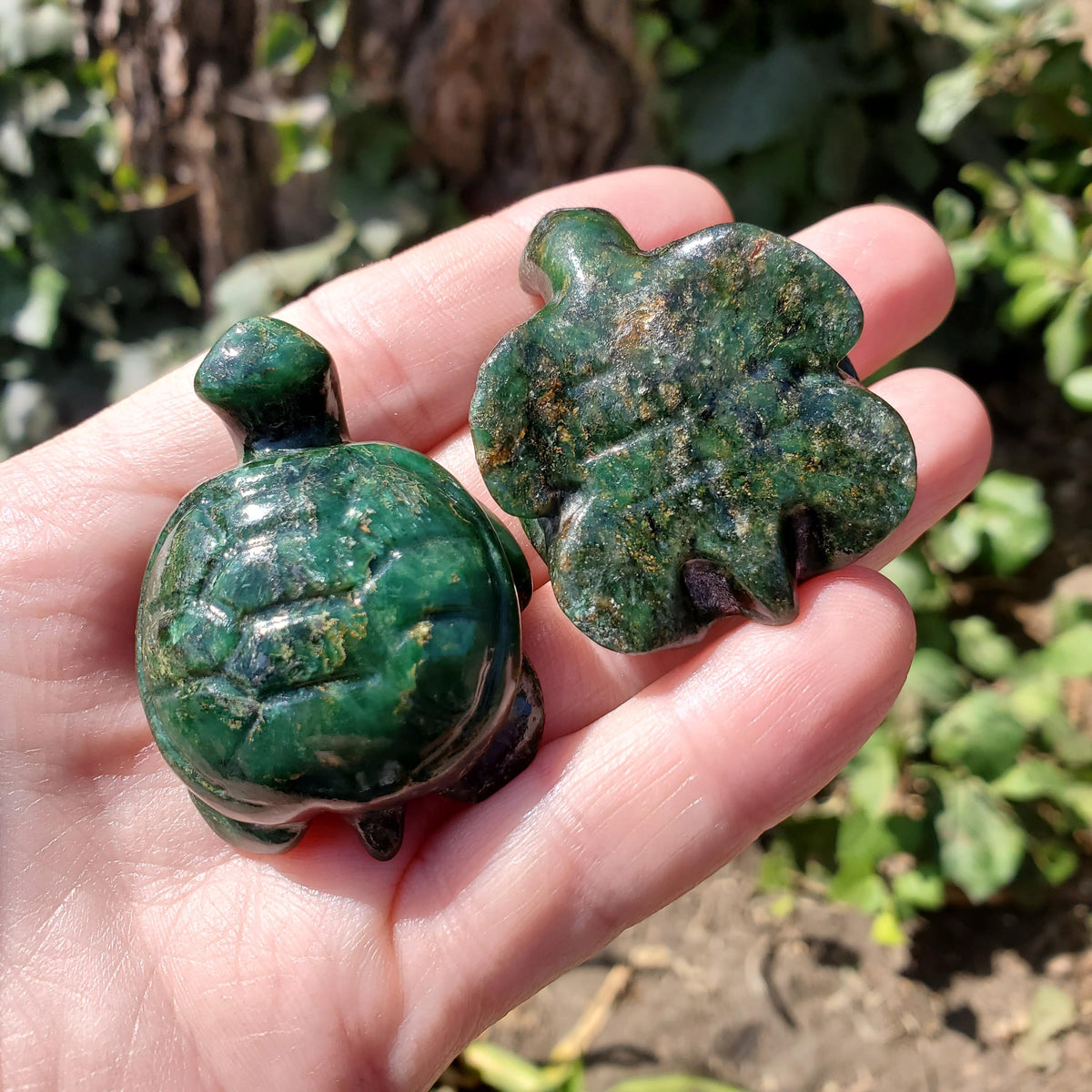 Small Emerald Turtle Carving - Heals Heart Chakra, Compassion, Acceptance, Wisdom, Confidence - Emerald Crystal Turtle Healing Gemstone