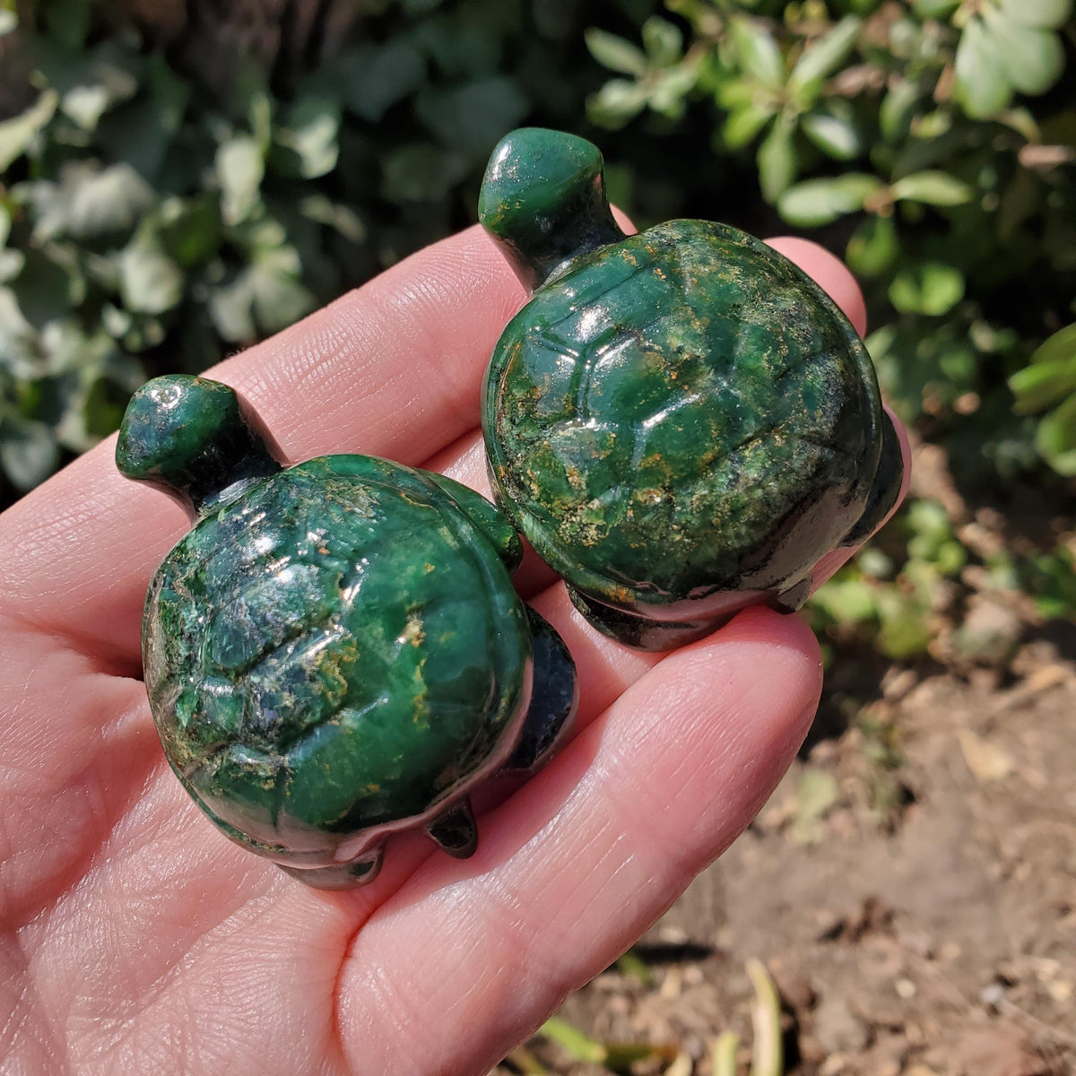 Small Emerald Turtle Carving - Heals Heart Chakra, Compassion, Acceptance, Wisdom, Confidence - Emerald Crystal Turtle Healing Gemstone