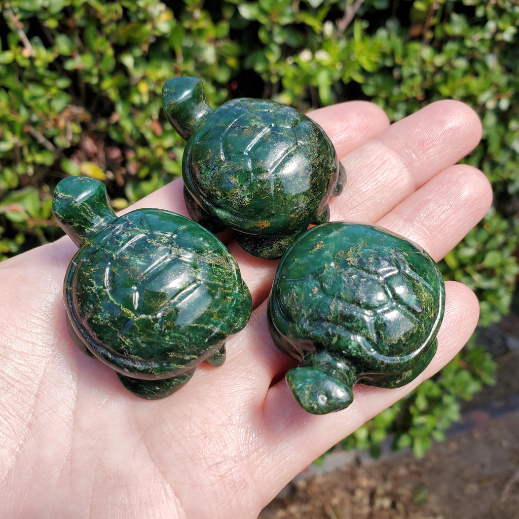 Small Emerald Turtle Carving - Heals Heart Chakra, Compassion, Acceptance, Wisdom, Confidence - Emerald Crystal Turtle Healing Gemstone
