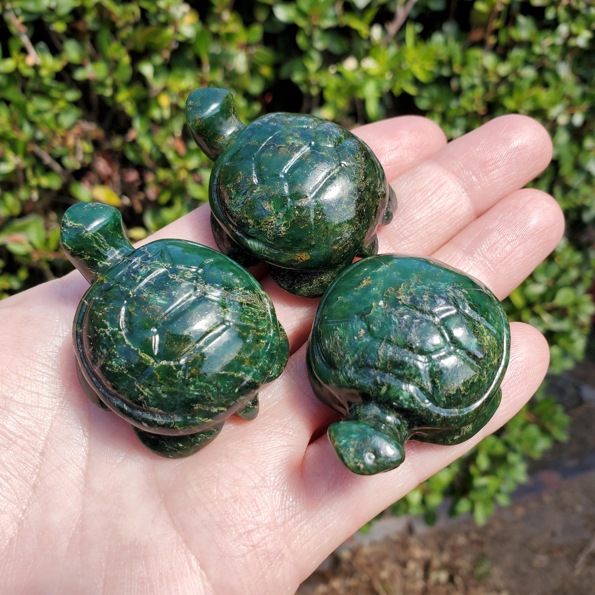 Small Emerald Turtle Carving - Heals Heart Chakra, Compassion, Acceptance, Wisdom, Confidence - Emerald Crystal Turtle Healing Gemstone